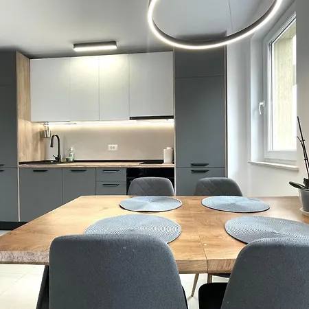 Modern Escape In Urban Plaza *